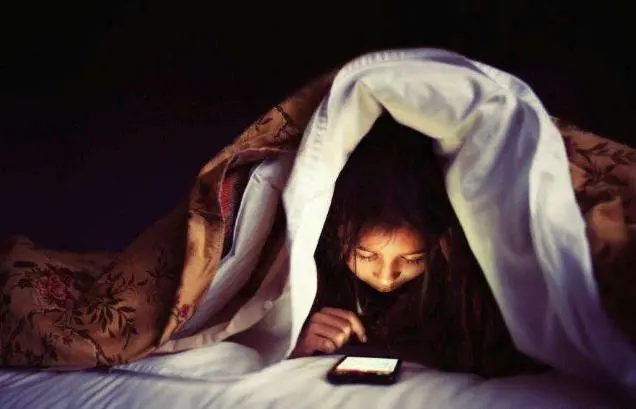 为什么手机是睡眠杀手？习惯性睡前玩手机、长期熬夜玩手机的危害