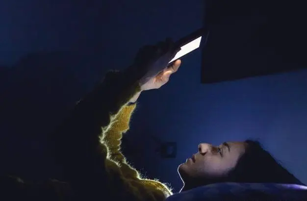 为什么手机是睡眠杀手？习惯性睡前玩手机、长期熬夜玩手机的危害