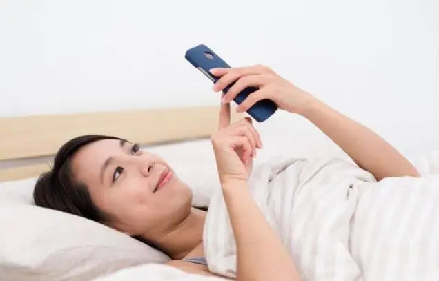 长期睡前玩手机的人，面部若有3症状，可能是肝在“吐槽”